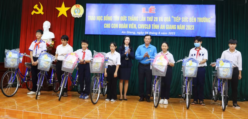 Tặng xe đạp cho các em học sinh là cho con đoàn viên, người lao động vượt khó học giỏi trên đại bàn tỉnh An Giang. Ảnh: Công Mạo - TTXVN 
