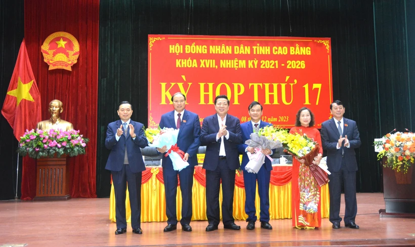 Lãnh đạo Tỉnh uỷ, UBND tỉnh Cao Bằng tặng hoa Phó Chủ tịch UBND Tỉnh Hoàng Văn Thạch, Phó Chủ tịch HĐND tỉnh Hà Nhật Lệ. Ảnh: Chu Hiệu-TTXVN. 