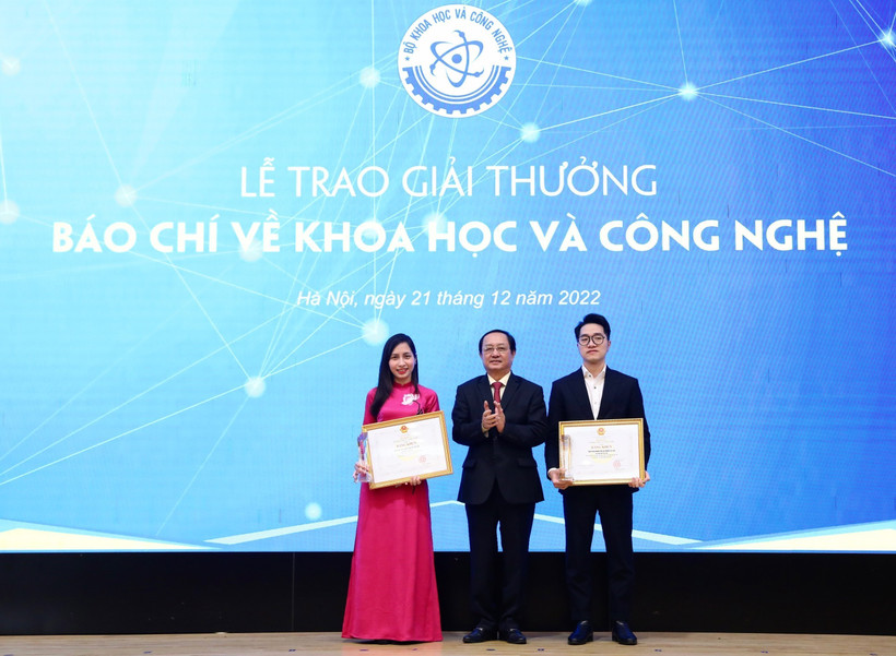 Bộ trưởng Bộ Khoa học và Công nghệ Huỳnh Thành Đạt trao giải Nhất cho nhóm tác giả Báo Nhân dân cuối tuần (bên phải) với nhóm tác phẩm “Khởi nghiệp công nghệ từ bùng nổ đến định hình” và nhóm tác giả Báo Điện tử Chính phủ với nhóm tác phẩm “Kỳ vọng bứt ph