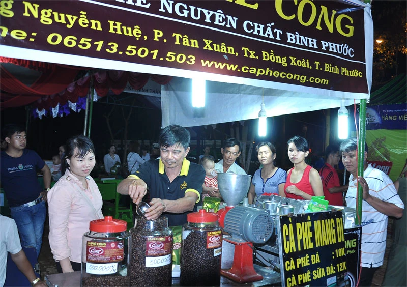 Hội chợ đưa hàng Việt về nông thôn tại huyện Lộc Ninh.Ảnh : binhphuoc.gov.vn 