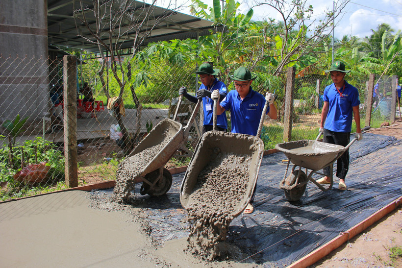 Thanh niên tình nguyện hè của Trường sư phạm kỹ thuật Thành phố Hồ Chí Minh xây dựng 4 tuyến đường giao thông nông thôn ở xã Sơn Phú, huyện Giồng Trôm, tỉnh Bến Tre. Ảnh: Chương Đài - TTXVN