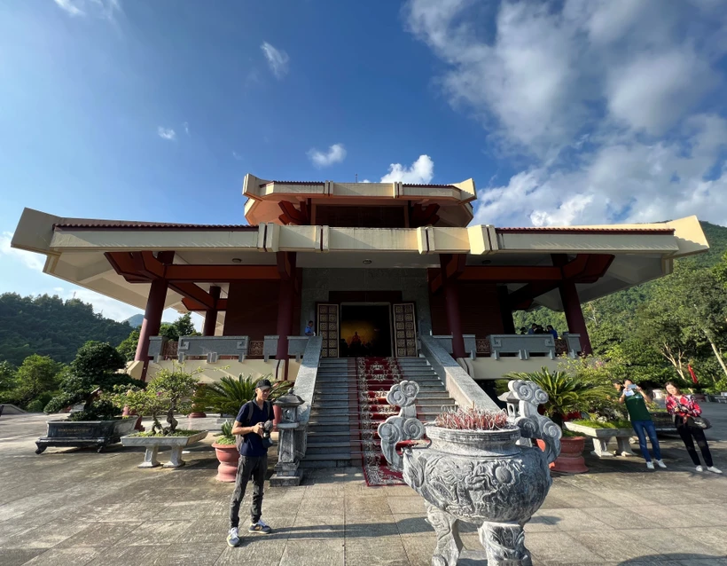 Đền thờ Chủ tịch Hồ Chí Minh toạ lạc trên ngọn núi Tếnh Chấy “linh thiêng” thuộc Khu di tích Quốc gia đặc biệt Pác Bó, xã Trường Hà, huyện Hà Quảng, tỉnh Cao Bằng. Ảnh: Chu Hiệu-TTXVN