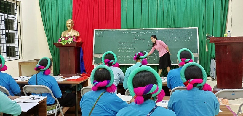 Quang cảnh lớp học xóa mù chữ cho người Sán Chỉ ở huyện Bình Liêu (Quảng Ninh). Ảnh: TTXVN phát 