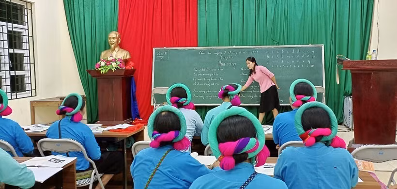 Quang cảnh lớp học xóa mù chữ cho người Sán Chỉ ở huyện Bình Liêu (Quảng Ninh). Ảnh: TTXVN phát 