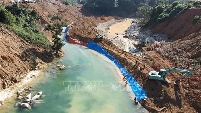Phương tiện nắn dòng chảy để phục vụ công tác tìm kiếm dưới lòng suối Rào Trăng. Ảnh: TTXVN phát