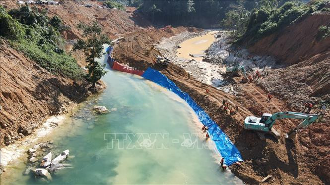 Phương tiện nắn dòng chảy để phục vụ công tác tìm kiếm dưới lòng suối Rào Trăng. Ảnh: TTXVN phát