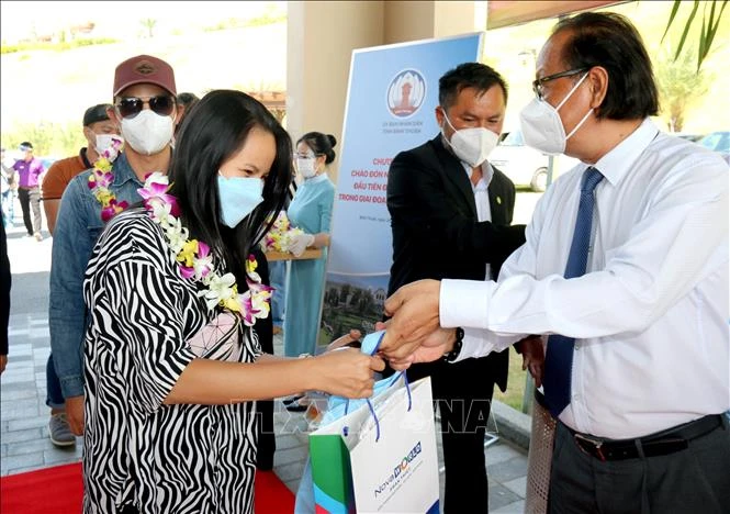 Tặng quà lưu niệm những du khách đầu tiên đến Bình Thuận trong giai đoạn bình thường mới tại Centara Mirage Resort (thành phố Phan Thiết). Ảnh: Nguyễn Thanh - TTXVN 
