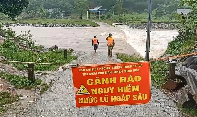 Bộ đội Biên phòng Quảng Bình tại các địa bàn, khu vực phối hợp với chính quyền địa phương rà soát, kiểm tra, cắm biển cảnh báo nguy hiểm tại các vùng ngập lụt, sạt lở...Ảnh: Võ Dung -TTXVN 