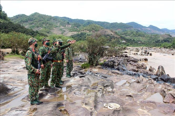 Cán bộ, chiến sĩ Đồn Biên phòng cửa khẩu Chiềng Khương tuần tra, kiểm soát tuyến biên giới để phòng, chống dịch bệnh COVID-19. Ảnh: Hữu Quyết – TTXVN