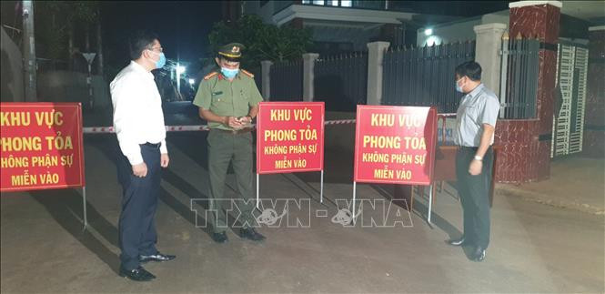 Các cơ quan chức năng huyện Châu Đức phong tỏa khu vực tổ 9, thôn Tân Bình, xã Sơn Bình do có 2 trường hợp dương tính với SARS-CoV-2. Ảnh: Hoàng Nhị - TTXVN