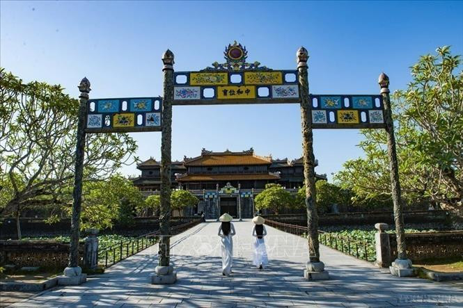 Thơ văn trên kiến trúc tại Đại Nội với chất liệu pháp lam (men), những bài thơ được trang trí ở các ô học trên mái của điện Thái Hòa theo lối nhất thi nhất họa. Ảnh: Minh Đức – TTXVN