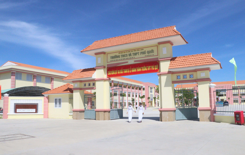 Trường Trung học cơ sở và Trung học Phổ thông Phú Quới (xã Phú Quới, huyện Long Hồ, tỉnh Vĩnh Long). Ảnh: Lê Thúy Hằng - TTXVN