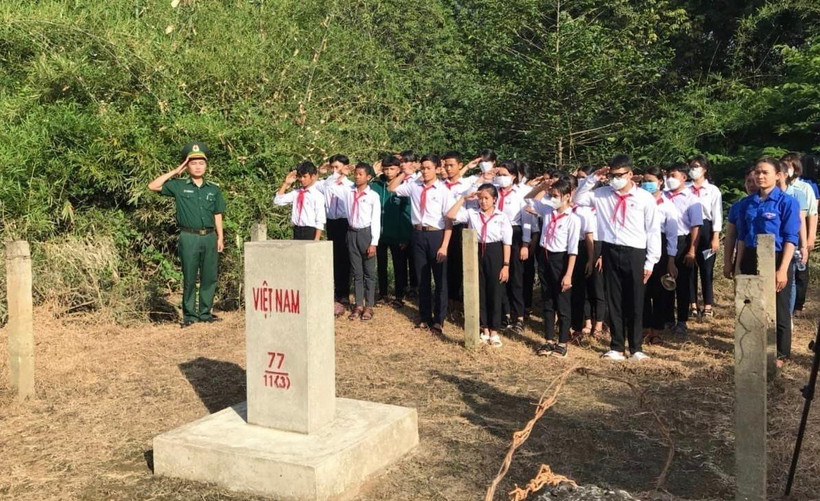 Một “tiết học biên giới” được các Chiến sĩ Đồn Biên phòng Lộc Thành giới thiệu cho các em học sinh Trường tiểu học, trung học cơ sở Lộc Thành (huyện biên giới Lộc Ninh, tỉnh Bình Phước) tại cột mốc biên giới. Ảnh: TTXVN phát 