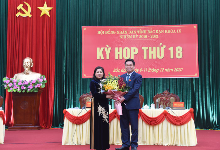 Đồng chí Phương Thị Thanh được HĐND tỉnh khóa IX bầu giữ chức Chủ tịch HĐND tỉnh nhiệm kỳ 2016 - 2021. Ảnh : baobackan.com.vn