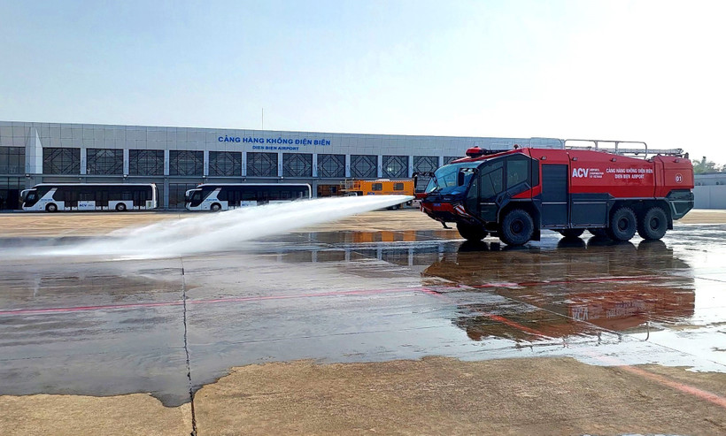 Công nhân đơn vị thi công vệ sinh Cảng hàng không Điện Biên để sẵn sàng đón khách. Ảnh: Trung Kiên - TTXVN 