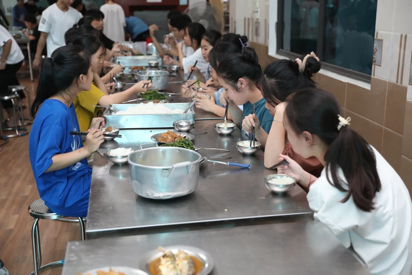 Các thí sinh ăn cơm trưa. Ảnh: Bích Huệ - TTXVN 