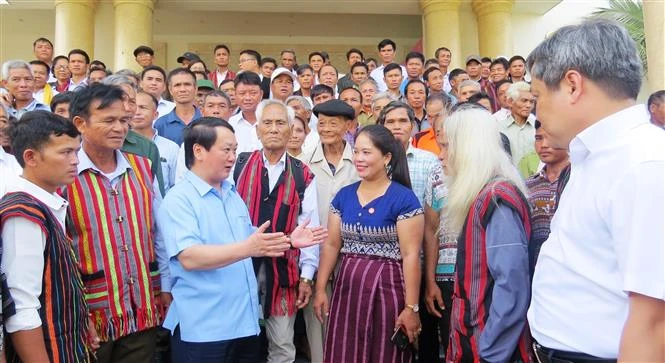 Trao quà tặng người có uy tín trong vùng đồng bào dân tộc thiểu số ở Quảng Bình