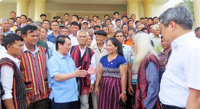 Trao quà tặng người có uy tín trong vùng đồng bào dân tộc thiểu số ở Quảng Bình