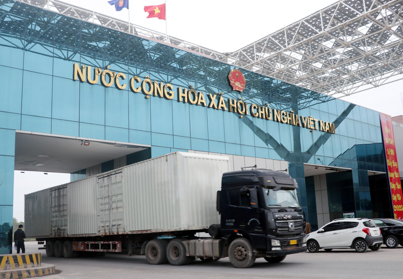 Hàng hóa xuất nhập khẩu tại Cửa khẩu cầu Bắc Luân II. Ảnh: Văn Đức - TTXVN 