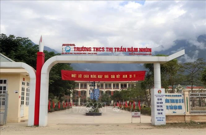 Trường THCS Thị trấn huyện Nậm Nhùn (Lai Châu) nơi có mô hình đưa học sinh dân tộc Mảng từ các bản, xã về học. Ảnh: Quý Trung - TTXVN