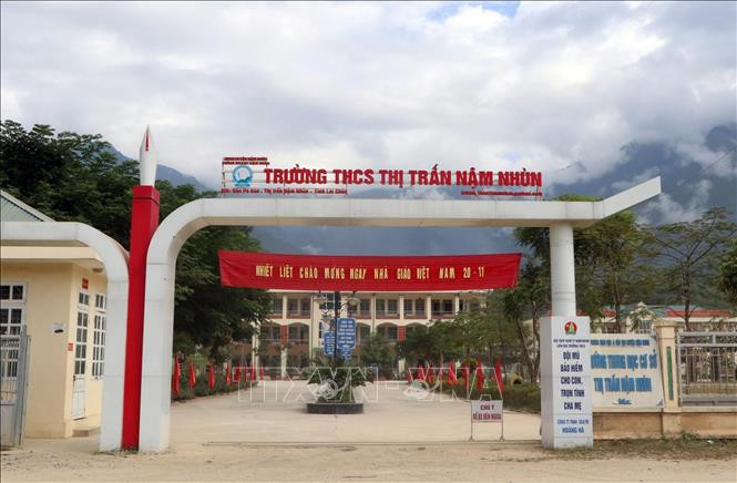 Trường THCS Thị trấn huyện Nậm Nhùn (Lai Châu) nơi có mô hình đưa học sinh dân tộc Mảng từ các bản, xã về học. Ảnh: Quý Trung - TTXVN
