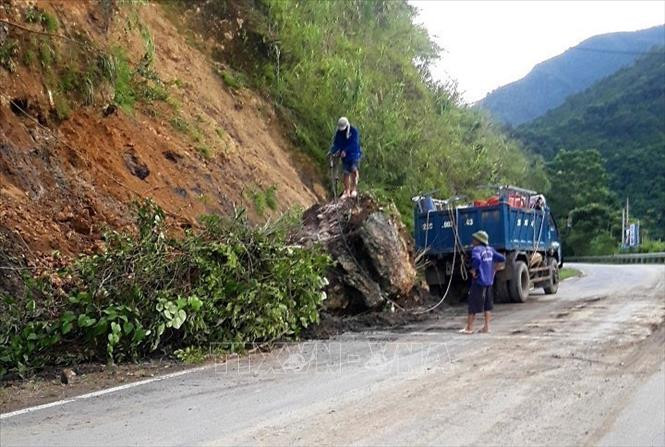 Khoan phá đá rơi xuống đường. Ảnh: Việt Hoàng - TTXVN