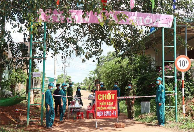 Khu dân cư tại thôn 6B, xã Cư Mốt, huyện Ea H’leo bị phong tỏa do có yếu tố dịch tễ liên quan đến ca bệnh 7.186. Ảnh: Tuấn Anh – TTXVN