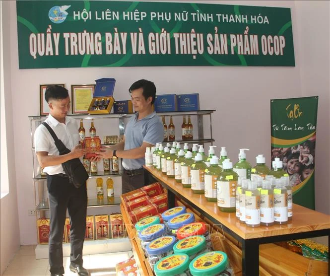 Sản phẩm OCOP được trưng bày, giới thiệu tại gian hàng của Hội Liên hiệp phụ nữ tỉnh Thanh Hóa. Ảnh: Hoa Mai - TTXVN