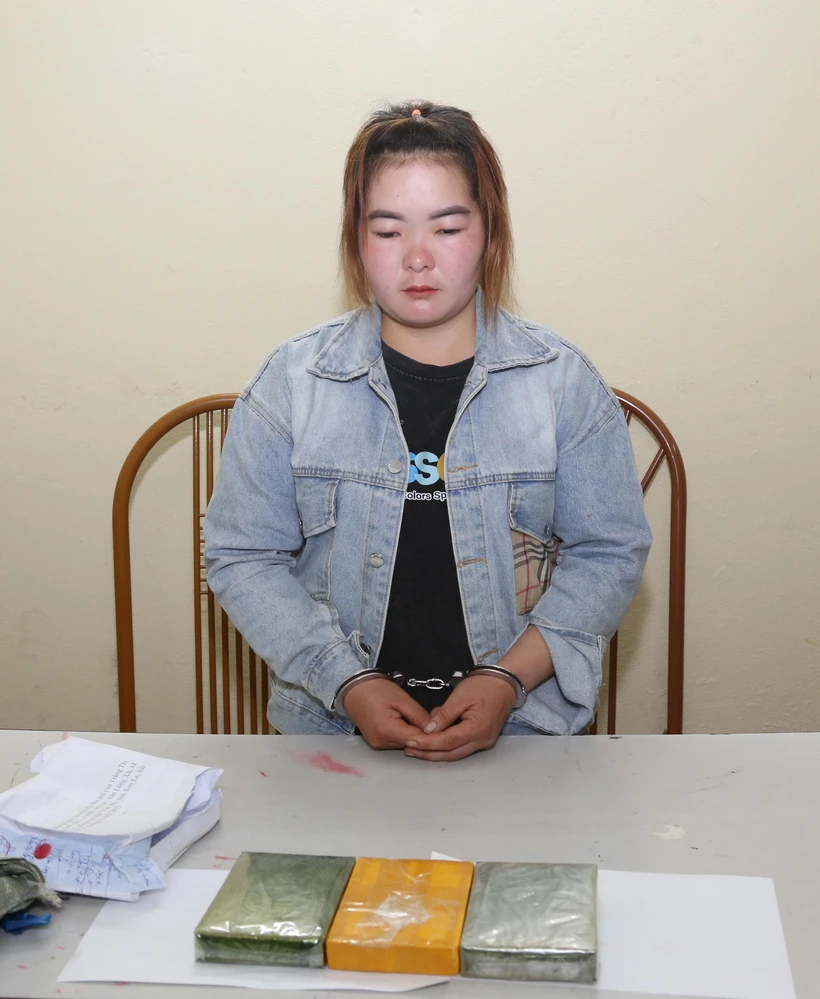 Đối tượng Tráng Thị Gia cùng tang vật 3 bánh heroin. Ảnh: TTXVN phát 