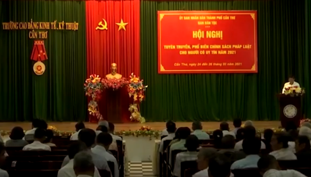 Hội nghị tuyên truyền, phổ biến chính sách pháp luật cho người có uy tín trong đồng bào dân tộc thiểu số năm 2021 do Ban Dân tộc thành phố Cần Thơ tổ chức. Ảnh: cắt từ clip của Truyền hình Cần Thơ