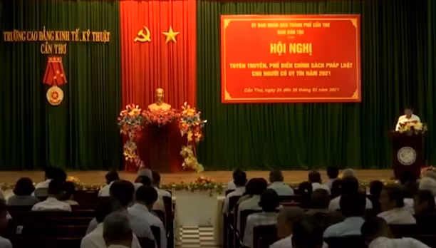 Hội nghị tuyên truyền, phổ biến chính sách pháp luật cho người có uy tín trong đồng bào dân tộc thiểu số năm 2021 do Ban Dân tộc thành phố Cần Thơ tổ chức. Ảnh: cắt từ clip của Truyền hình Cần Thơ