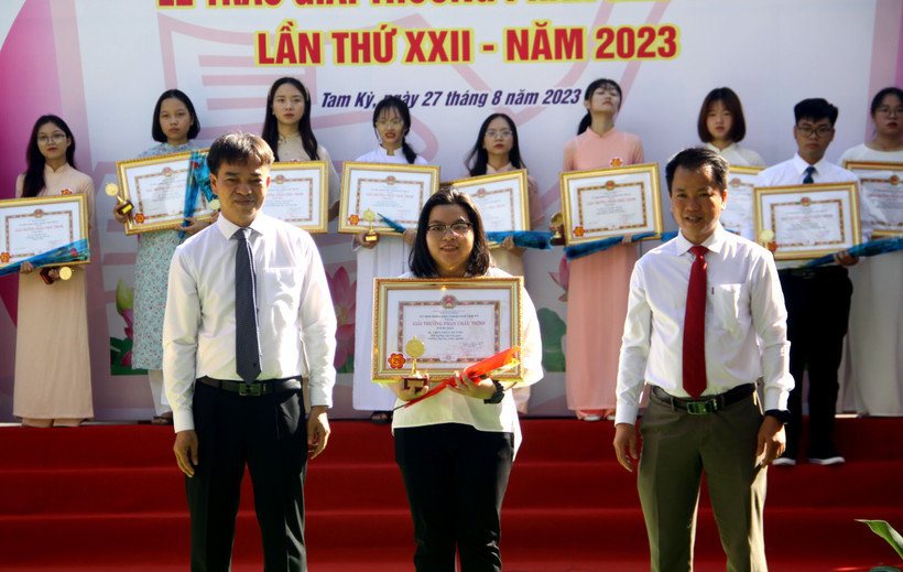Lãnh dạo thành phố Tam Kỳ trao Giải thưởng Phan Châu Trinh lần thứ 22 cho các cá nhân. Ảnh: Trịnh Bang Nhiệm - TTXVN 