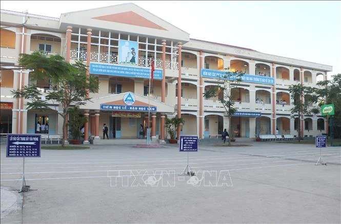 Trường THCS Nguyễn Trãi, thành phố Vĩnh Long, tỉnh Vĩnh Long phân luồng các hướng đi vào lớp cho học sinh. Ảnh: Lê Thúy Hằng - TTXVN