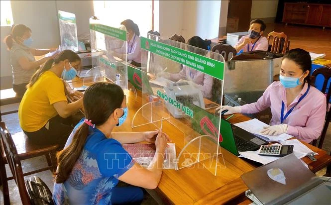 Các hoạt động đẩy mạnh hỗ trợ sinh kế cho người về từ các tỉnh phía Nam của Ngân hàng Chính sách xã hội Quảng Bình. Ảnh: TTXVN phát 