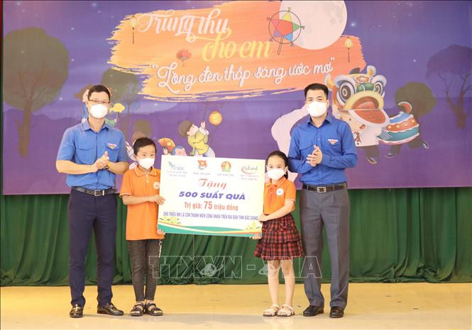 Bí Thư Ban Chấp hành Trung ương Đoàn Ngô Văn Cương trao biển tượng trưng tặng 500 suất quà cho thiếu nhi có hoàn cảnh khó khăn. Ảnh: Đồng Thúy - TTXVN 