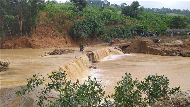 Các điểm sạt lở trên đường vào xã Phước Lộc, xã Phước Sơn (Quảng Nam). Ảnh: Quốc Dũng-TTXVN