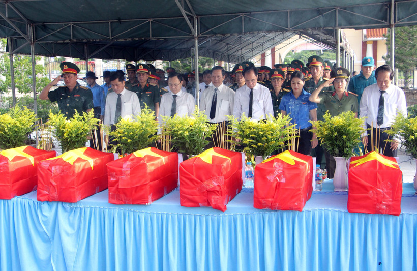 Lãnh đạo thành phố Cần Thơ thắp hương, tưởng niệm liệt sĩ. Ảnh: Trung Kiên - TTXVN 