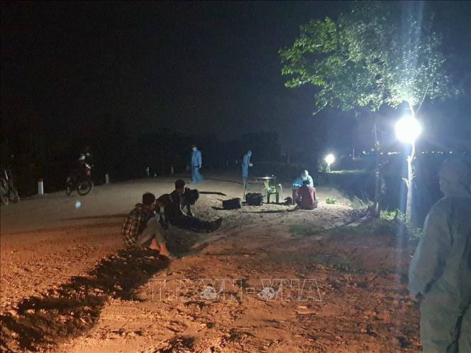Các đối tượng nhập cảnh trái phép, bị lực lượng biên phòng Tây Ninh bắt giữ. Ảnh: TTXVN phát