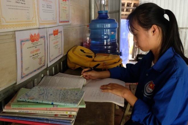 Có hoàn cảnh gia đình khó khăn nhưng em Thuận luôn học giỏi. Nguồn: dantri.com.vn 