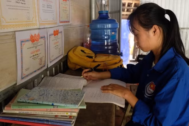 Có hoàn cảnh gia đình khó khăn nhưng em Thuận luôn học giỏi. Nguồn: dantri.com.vn 