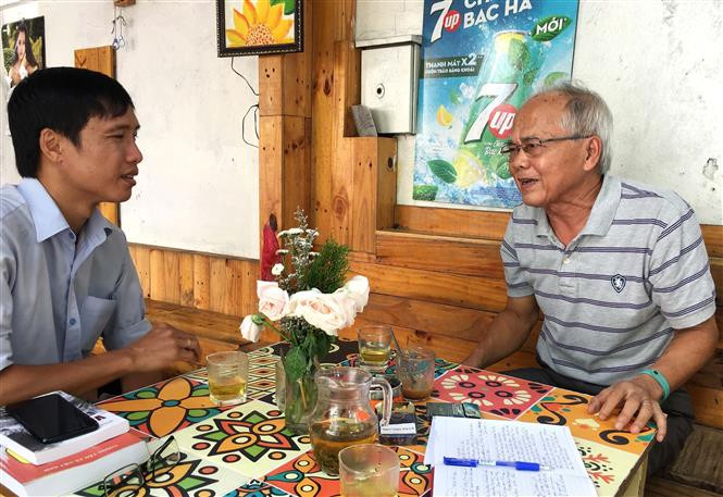  Nhà báo Nguyễn Văn Khánh (phải), nguyên phóng viên khóa GP10 của Việt Nam Thông tấn xã tăng cường cho Thông tấn xã Giải phóng trong kháng chiến chống Mỹ, cứu nước. Ảnh: Thanh Vũ - TTXVN 