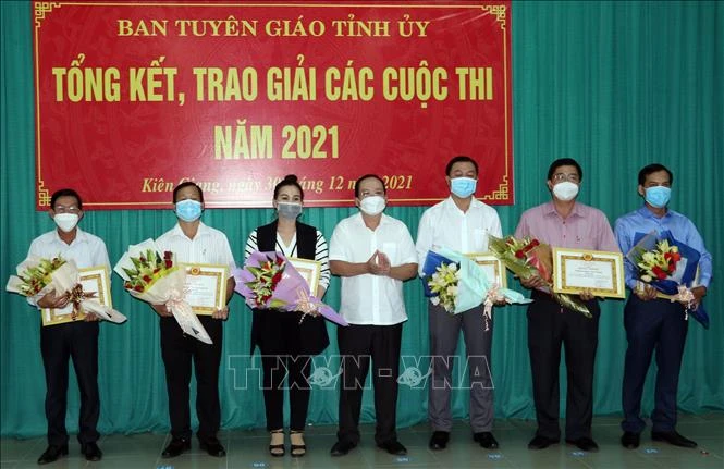 Trao tặng bằng khen cho các tập thể đoạt giải tìm hiểu văn kiện Đại hội Đảng. Ảnh: Lê Sen - TTXVN 