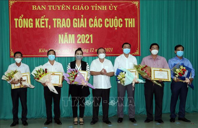 Trao tặng bằng khen cho các tập thể đoạt giải tìm hiểu văn kiện Đại hội Đảng. Ảnh: Lê Sen - TTXVN 