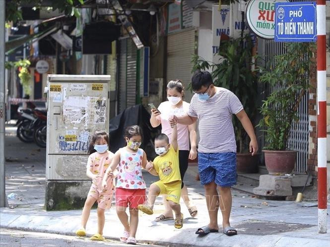 Một gia đình phố Tô Hiến Thành đi lấy mẫu xét nghiệm COVID-19 (ảnh chụp ngày 25/7). Ảnh: Hoàng Hiếu - TTXVN 