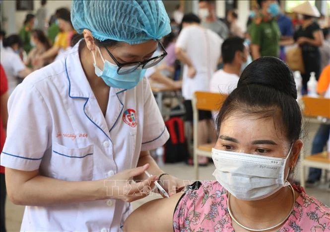 Người lao động từ địa phương khác đến có tạm trú tại thành phố Hạ Long được tiêm cùng đợt. Ảnh: Thanh Vân-TTXVN 