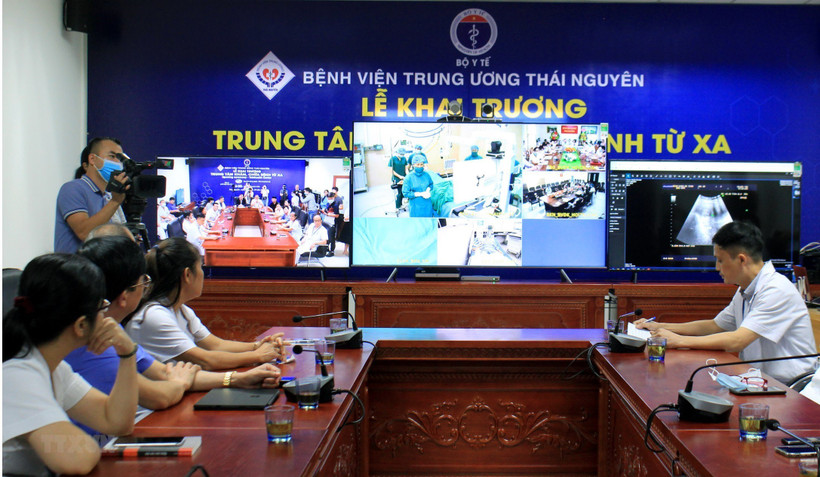 Thành phố Hồ Chí Minh ứng dụng công nghệ cập nhật chỉ số sinh tồn của bệnh nhân COVID-19 từ xa Ảnh: TTXVN phát