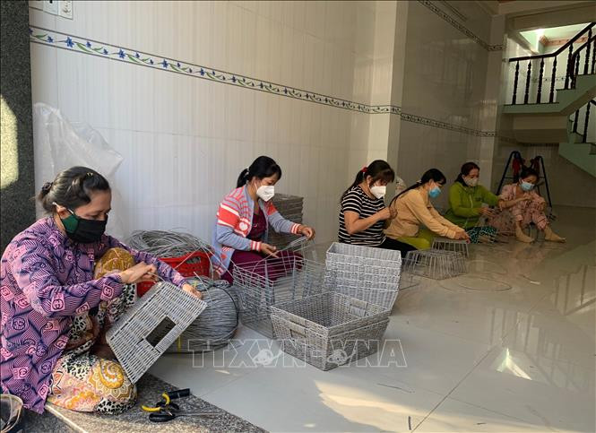 Các học viên khoa công nghệ ô tô được học lý thuyết và thực hành sư phạm ngay trong xưởng học. Ảnh: Đại Nghĩa - TTXVN 