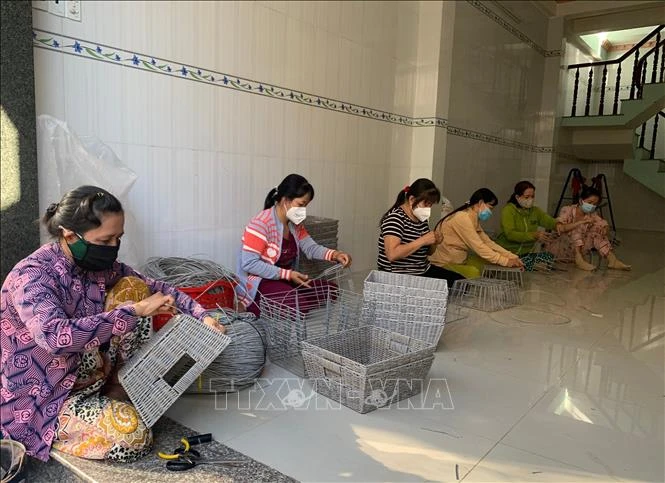Các học viên khoa công nghệ ô tô được học lý thuyết và thực hành sư phạm ngay trong xưởng học. Ảnh: Đại Nghĩa - TTXVN 