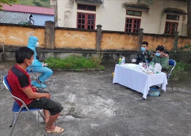 Hai đối tượng cùng trú tại bản Púng Bon, xã Pa Thơm, huyện Điện Biên, cùng nhau xuất, nhập cảnh trái phép bị lực lượng chức năng bắt giữ. Ảnh: TTXVN phát