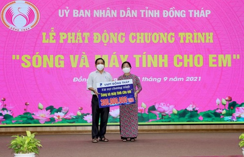 VNPT Đồng Tháp hỗ trợ 300 triệu đồng cho Chương trình Sóng và máy tính cho em. Nguồn: giaoducthoidai.vn